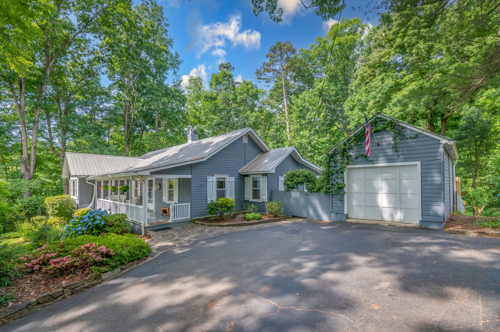 Under Contract: Tryon charmer