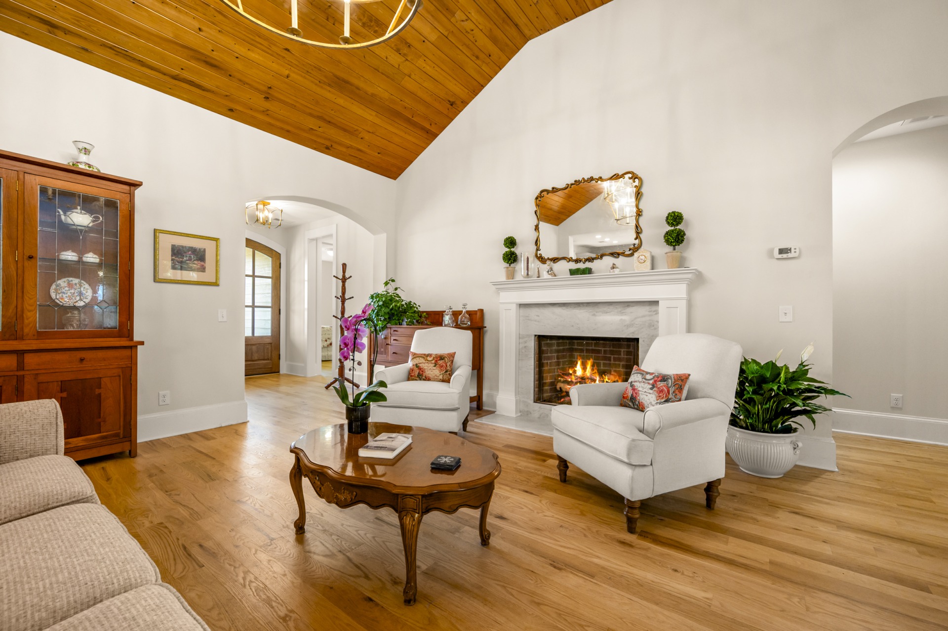 Elegance on 1.86 acres: 4 bedrooms, 2 years old